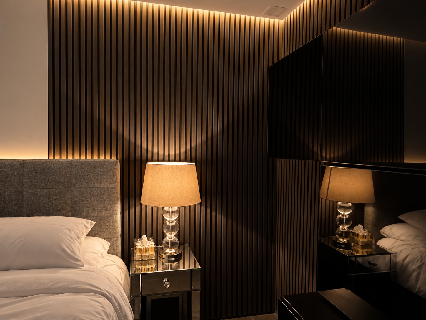 Dormitorio con pared de lamas e iluminación indirecta